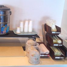 奥の方にこのようなセットがありました。茶碗やスプーンなど。