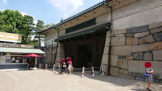 地下鉄からは東門が便利です