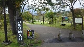 静かな山の湖。