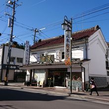 道路の向かいから見た外観