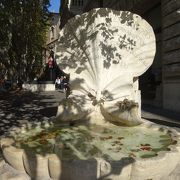 パルベリーニ広場の蜂の噴水
