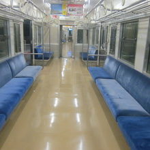 夜の普通列車車内。恐ろしくガラガラでした…。