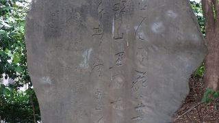 一めんの　花は碁盤の　上野山　黒門前に　かかるしら雲