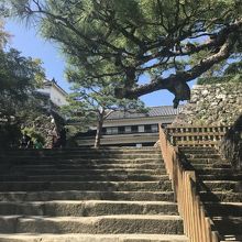 階段上がったところに詰め門