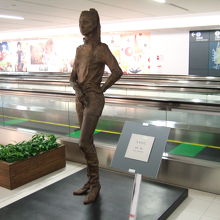 ２階通路のブロンズ像