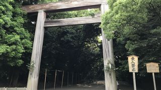 静寂な雰囲気の緑豊かな熱田の杜