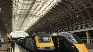 たくさんの電車行き交う駅