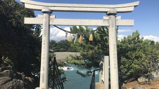 小高い岩山の上にある小さなお社