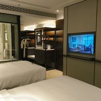 バスルームと客室の仕切りがガラス。ブラインドを下せます。