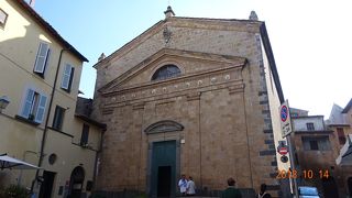 コルソ・カヴール通りに面して建っていました。