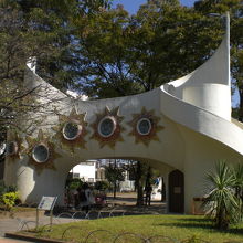 赤羽公園のシンボルとされる大空の門です。改修の計画だそうです