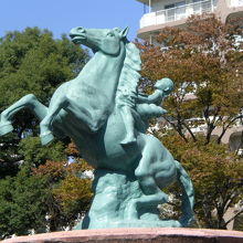 馬の背には、子供が乗っています。将来に向かっての飛躍の象徴か