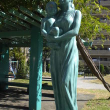 赤羽公園の一角には、子供を抱いた聖母とも思える像があります。