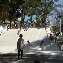子供たちが元気に遊ぶ滑り台です。遊びの中に、学習があります。