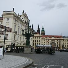 この奥がプラハ城です