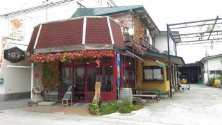 温泉街の中にぽつんとあるワイナリー