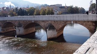 サラェヴォ市庁舎の前に架かる橋