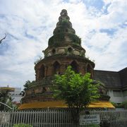 本堂の後に古い仏塔がありました