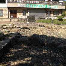 自然ふれあい情報館の前には、自然の河原を模した石渡りの橋です