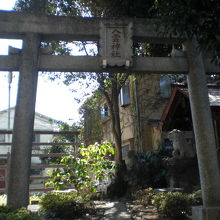 八雲神社の鳥居です。右側に本社が見えます。敷地が狭いのです。