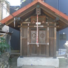 八雲神社の本社です。敷地の南側のぎりぎりに置かれています。