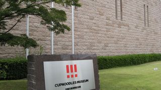 インスタントラーメンの種類の多さに驚く