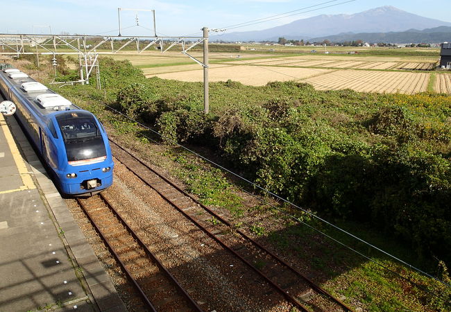 跨線橋は自由に登れ、ここからの鳥海山の景色が素晴らしい眺め