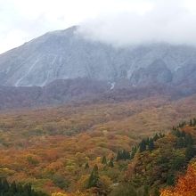 桝水峠近くから見る大山の紅葉
