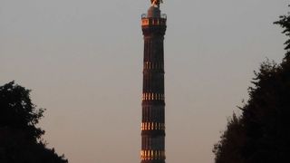 勝利の女神が輝いている。