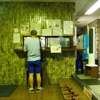 １階フロント横玄関で靴を脱ぎます