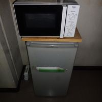 廊下にポツンと冷蔵庫に電子レンジ