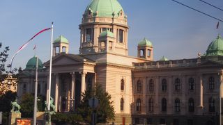 ネオクラシック様式の威厳のある建物