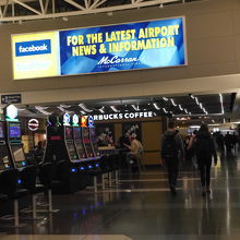 到着ゲートからずっとスロットマシンが見えます