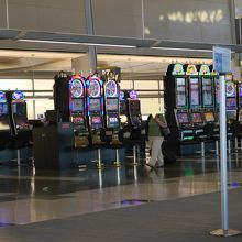 搭乗ゲート前にもスロットマシンがあります