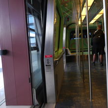 トレイン内部は清潔です