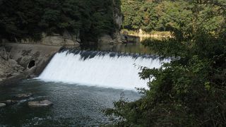 １００年も前に造られた発電所の取水堰があります