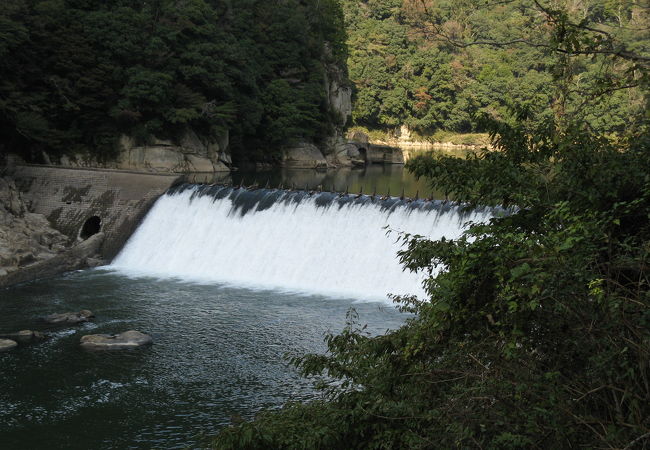 １００年も前に造られた発電所の取水堰があります