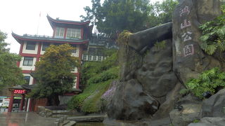 思明南路にあるお寺の公園