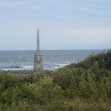 海に立つ記念碑