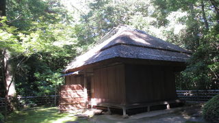 二色が岡の林の中に佇んでいます。