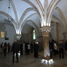 部屋中にみられるアーチが美しい。