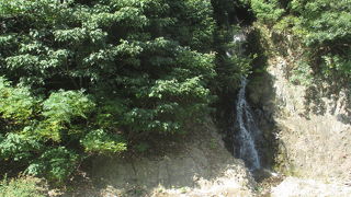 観光客のため、今は自動仕掛けで流れ落ちています。