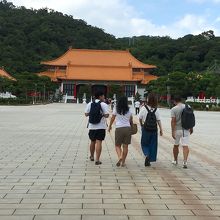 本殿（大殿）の前にある山門