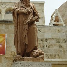 足元には、バディーのしゃれこうべ。