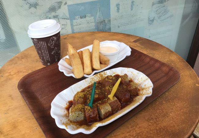 ドイツソーセージを食べる