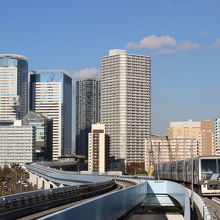 豊洲駅から新豊洲駅へ向かうゆりかもめ