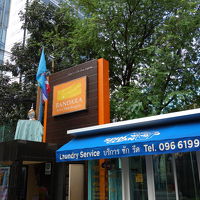 看板の下にある守衛所の隣にはATMがありました。