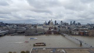 非常に混雑する。10階からの眺望が良い