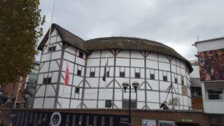 瓦葺屋根のチャーミングな円形の建物。