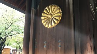 大きな扉に菊の紋章